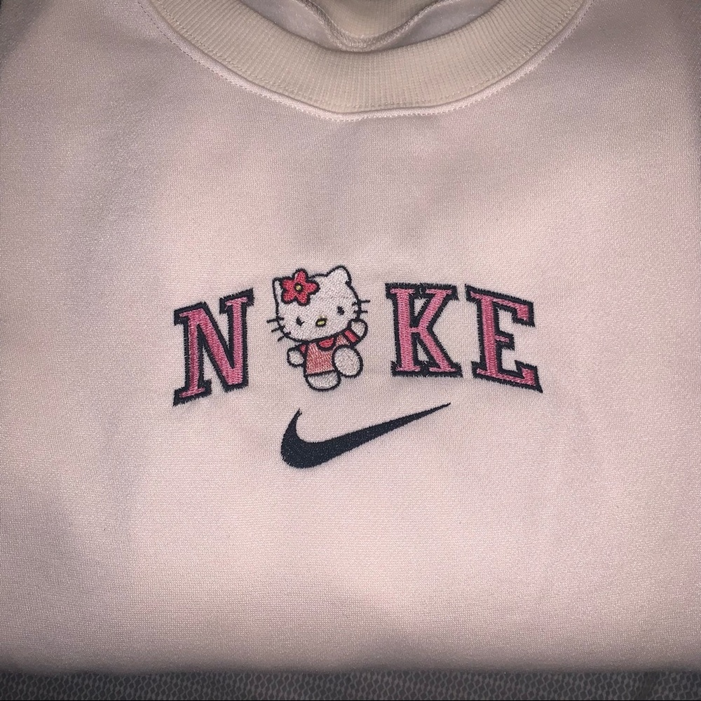 - Hello kitty crewneck 💖 - Picture 2 of 2